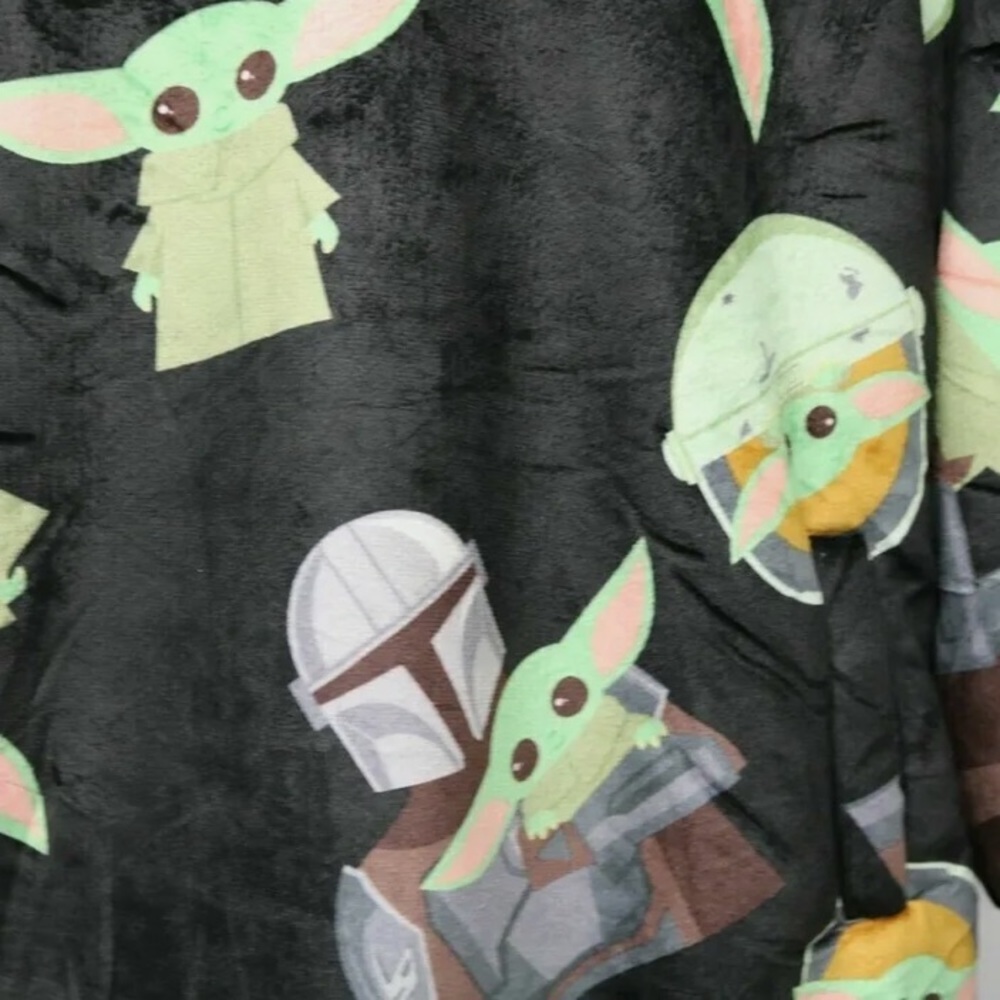 BOGO free Disney Star Wars Grogu The Mandalorian Kids' Oversized Hoodie Blanket - Picture 4 of 6